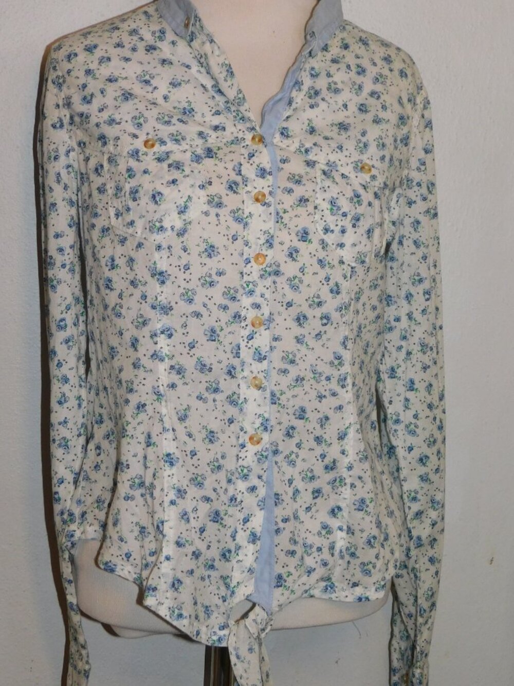 rue 21 Women's Medium Long Sleeves Cotton Button-Up Shirt, Small Flower